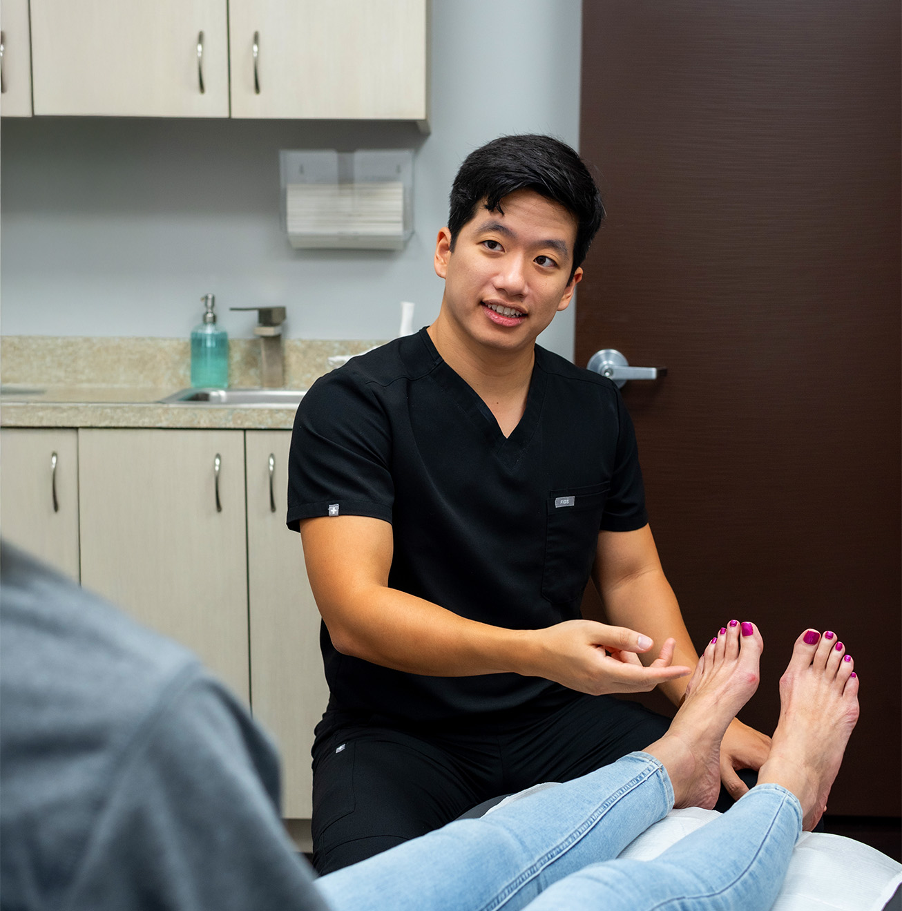 An Evolve Health physician cares for a patient during an exam.